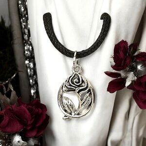 5 For $25💫Silver Bohemian Rose Pendant Necklace